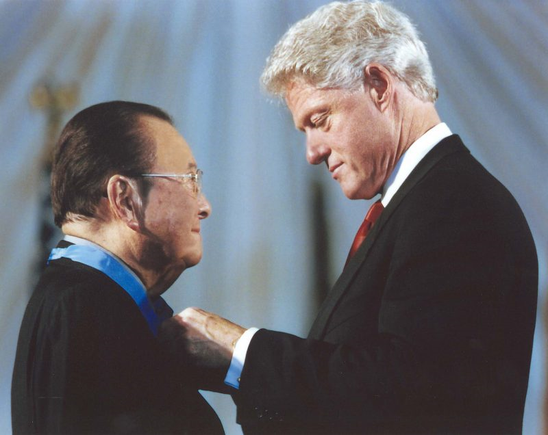 President Clinton awards the Medal of Honor to Daniel Inouye