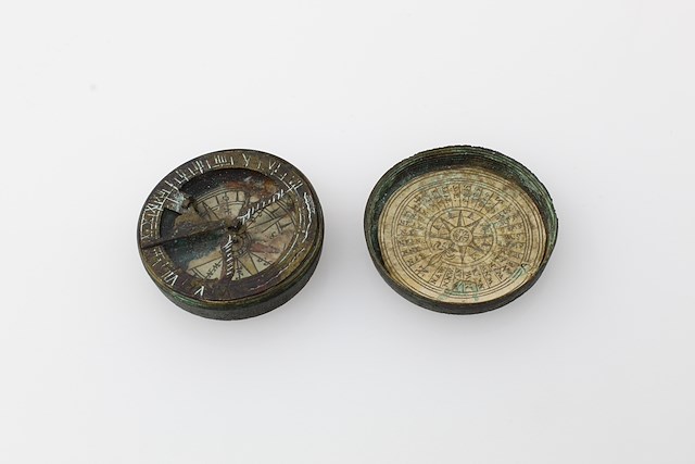 Brass sundial compass (.a) with a threaded brass cover (.b). Object ID 1998.050.111.a. Courtesy of The Fort Ticonderoga Museum Collection.