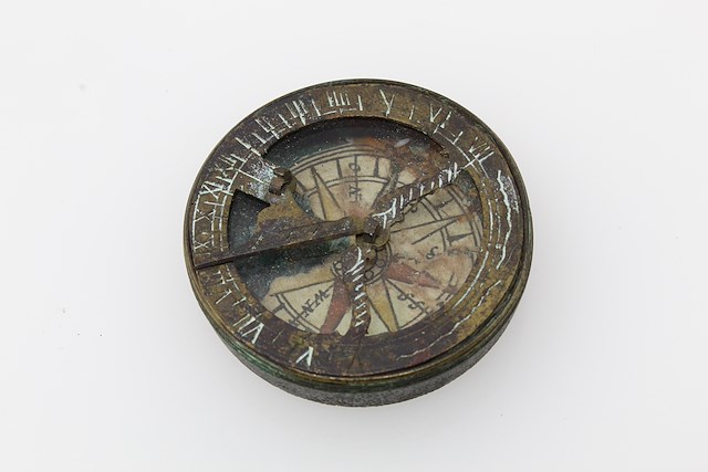 Brass sundial compass (.a) with a threaded brass cover (.b). Object ID 1998.050.111.a. Courtesy of The Fort Ticonderoga Museum Collection.