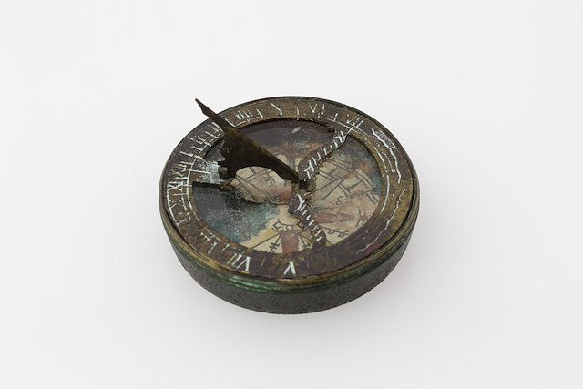 Brass sundial compass (.a) with a threaded brass cover (.b). Object ID 1998.050.111.a. Courtesy of The Fort Ticonderoga Museum Collection.