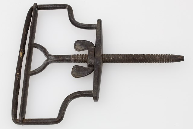 Steel screw clamp. The clamp consists of a frame with a hole in the center of one end to fit a screw with an attached metal bar. Object ID MC438. Courtesy of The Fort Ticonderoga Museum Collection.