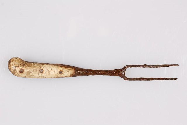 Iron and steel English fork with two prongs and pistol-grip shaped bone handle. Object ID 2019.5.100. Courtesy of The Fort Ticonderoga Museum Collection.