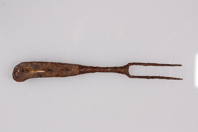 Iron and steel English fork with two prongs and pistol-grip shaped bone handle. Object ID 2019.5.100. Courtesy of The Fort Ticonderoga Museum Collection.