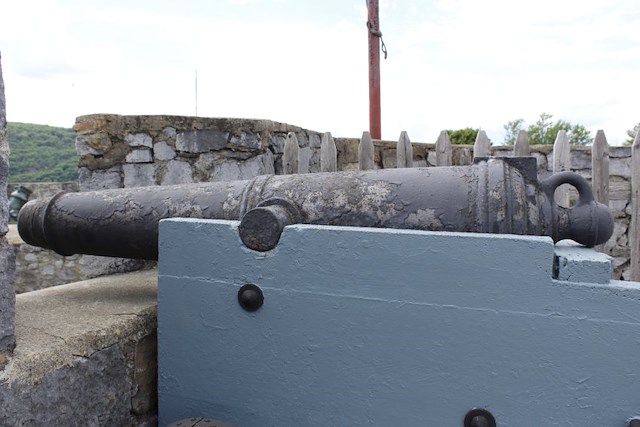 English iron 12-pounder carronade. Because it lacked long range accuracy, the carronade was used during ship-to-ship combat in naval battles which were often fought at close ranges. Object ID 1999.1201. Courtesy of The Fort Ticonderoga Museum Collection.