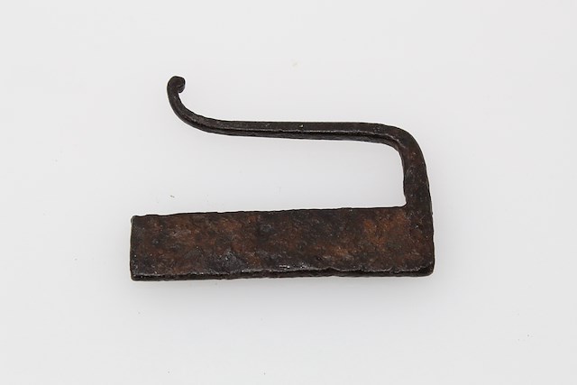 Steel flint striker consisting of a flat striking surface and a curved handle. Object ID X36.1. Courtesy of The Fort Ticonderoga Museum Collection.