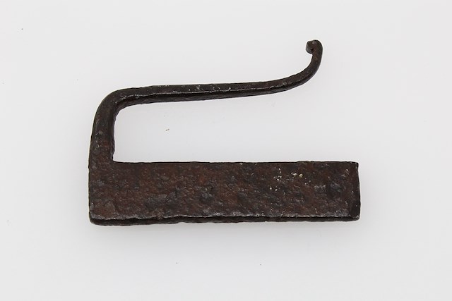 Steel flint striker consisting of a flat striking surface and a curved handle. Object ID X36.1. Courtesy of The Fort Ticonderoga Museum Collection.
